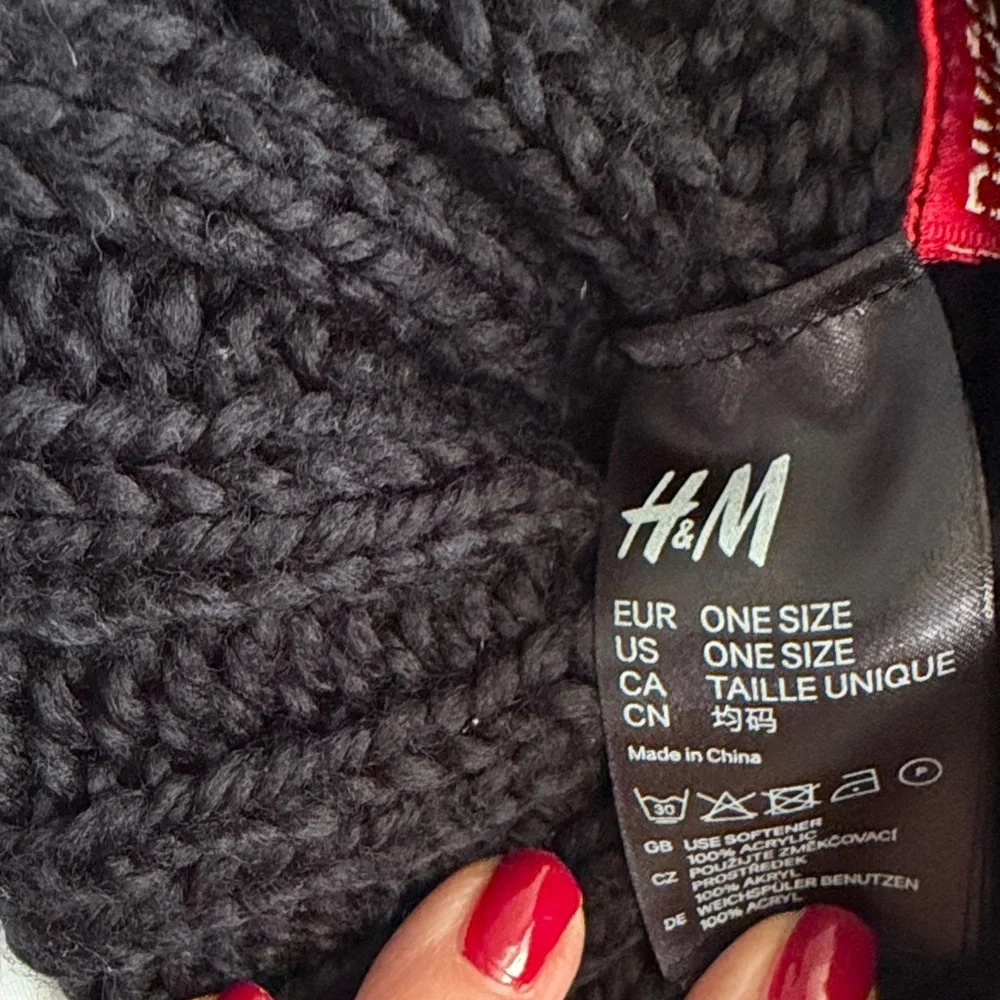 Black Knit Pom-Pom Beanie